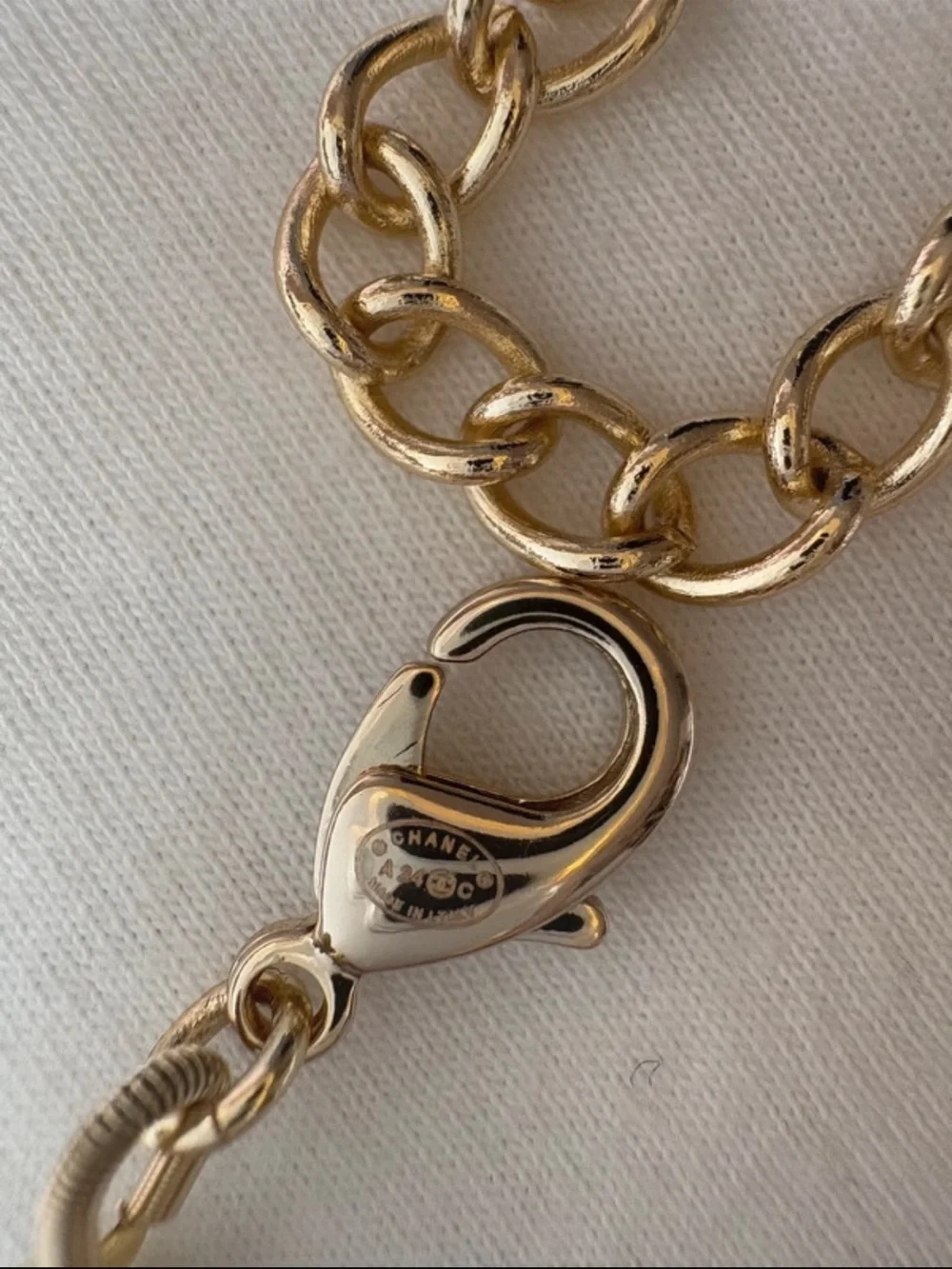 CHANEL Pearl & Gold pleated Chain Necklace with pink heart gems 💗 - new with box
